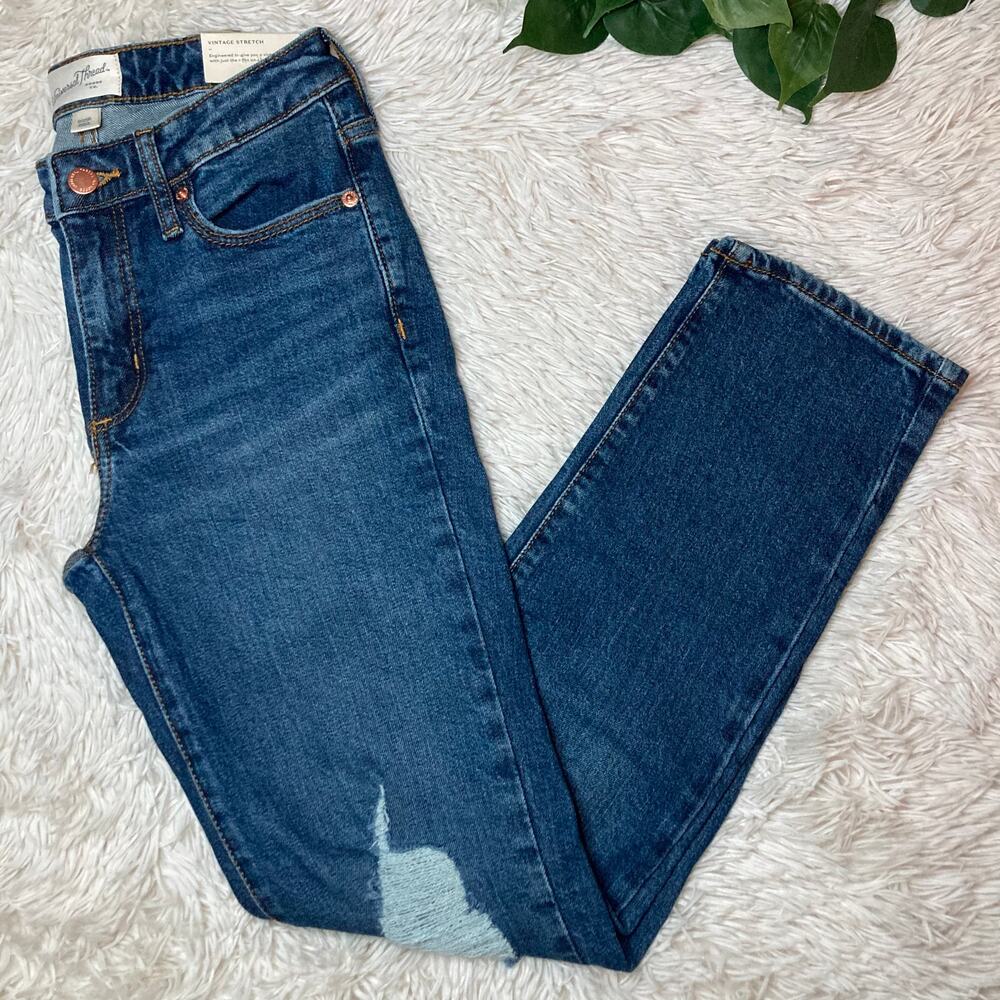 Universal threads|Juniors high rise slim straight distressed denim jeans NWT